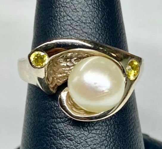 14K GOLD RING WITH 8MM PEARL AND TWO YELLOW CUBIC ZIRCONIA'S SIZE: 6 8.8G (1 of 2)