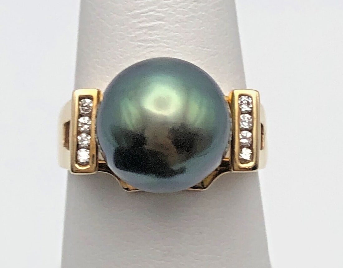 14K GOLD RING WITH CULTURED TAHITIAN PEARL AND 0.12CTS OF DIAMONDS SIZE: 7: 14K GOLD RING WITH CULTURED TAHITIAN PEARL AND 0.12CTS OF DIAMONDS SIZE: 7 14k Gold Ring with cultured Tahitian Pearl and 0.12cts of Diamonds Condition: Used Material: 14k Yellow Gold Ring Size: 7 Wei