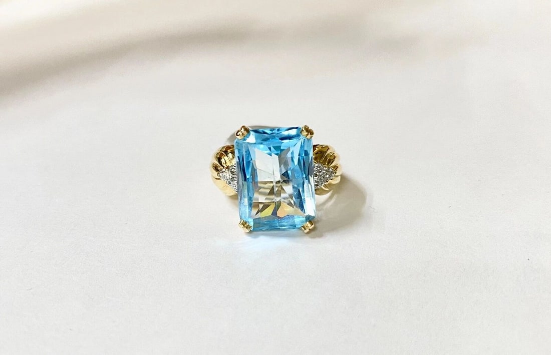 WOMEN'S 14K YELLOW GOLD RING WITH BLUE TOPAZ AND 0.18CTW DIAMONDS (SIZE 7) (1 of 2)