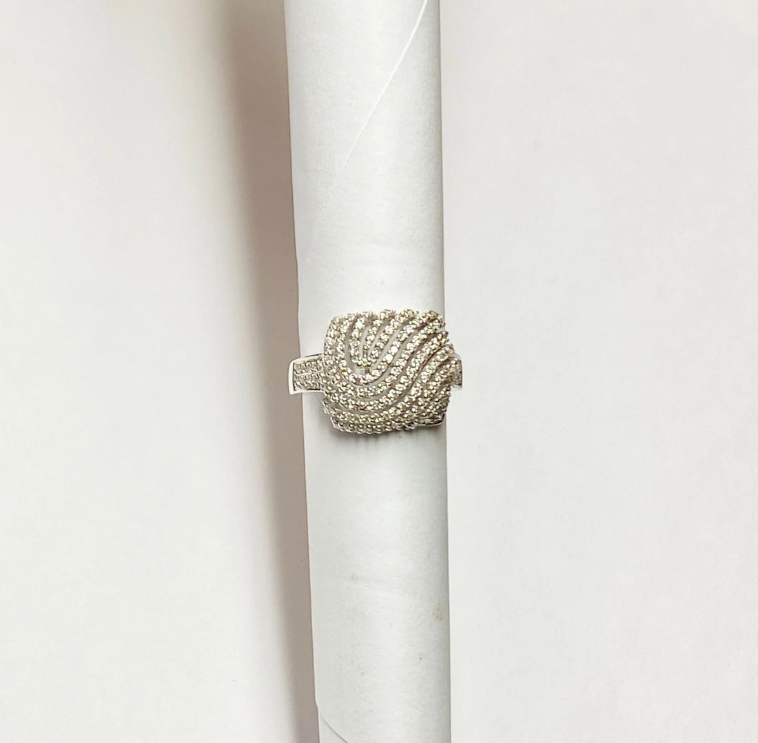 WOMEN'S 14K WHITE GOLD RING WITH 0.75CT DIAMONDS (SIZE 6.75): Women's 14k White Gold Ring with 0.75ct Diamonds (Size 6.75) You are bidding on a pre-owned Women's 14k White Gold Ring with Diamonds. The ring has minor scuffs and scratches from normal wear and tear
