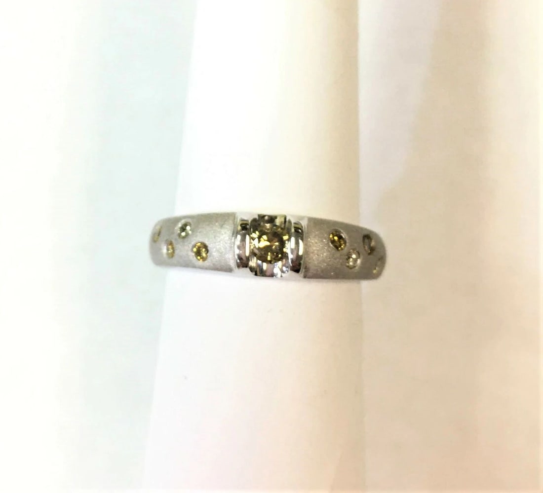 18K WHITE GOLD RING WITH YELLOW DIAMONDS (SIZE: 6) (1 of 2)