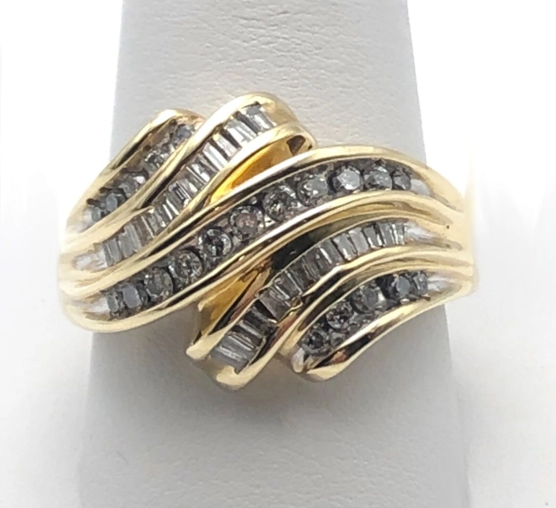 10K YELLOW GOLD RING WITH 0.75CTS ROUND AND BAGUETTE CUT DIAMONDS SIZE: 10.75 (1 of 2)