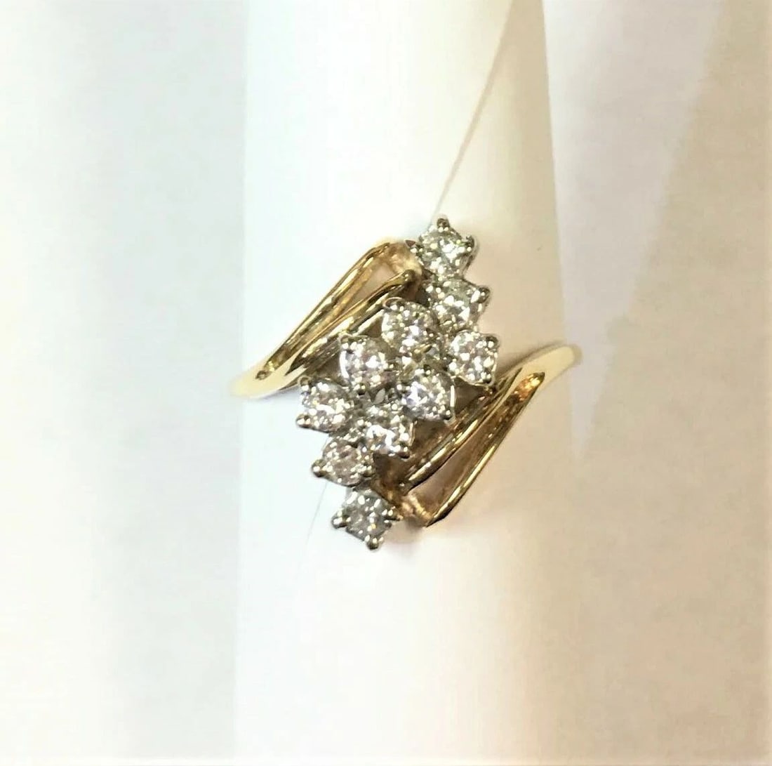 14K YELLOW GOLD WOMAN'S RING WITH DIAMONDS CLUSTER STYLE (SIZE: 9.75): 14K YELLOW GOLD WOMAN'S RING WITH DIAMONDS CLUSTER STYLE (SIZE: 9.75) 14k Yellow Gold Woman's Ring with Diamonds You are bidding on a 14k Yellow Gold Woman's Ring with Diamonds. The Ring has some mark