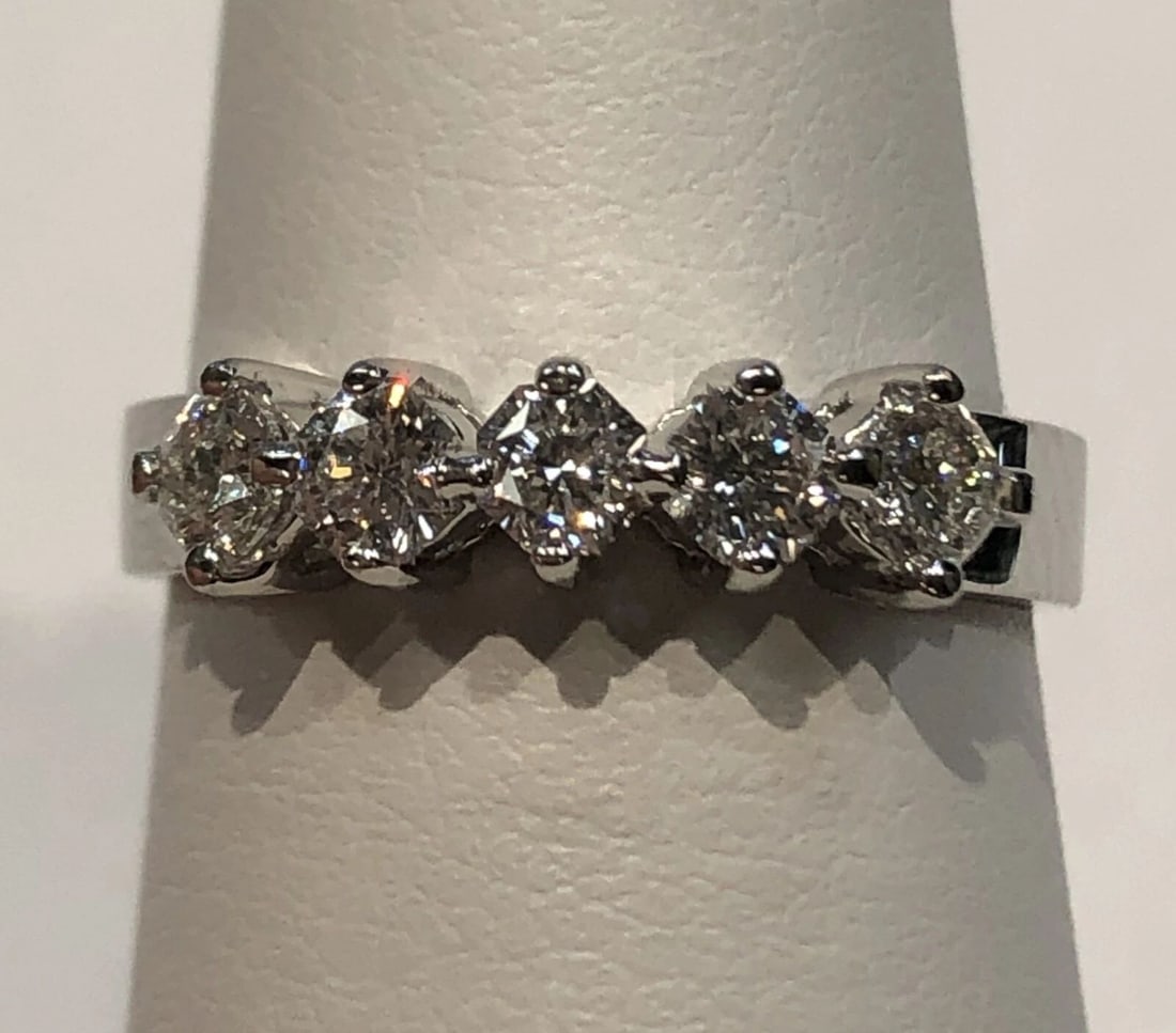 18K WHITE GOLD RING WITH 5 OCTAGON CUT DIAMONDS 0.75CTW SIZE: 6: 18K WHITE GOLD RING WITH 5 OCTAGON CUT DIAMONDS 0.75CTW SIZE: 6 18k White Gold Ring with upper center row 0.75cts of Diamonds Condition: Display Model