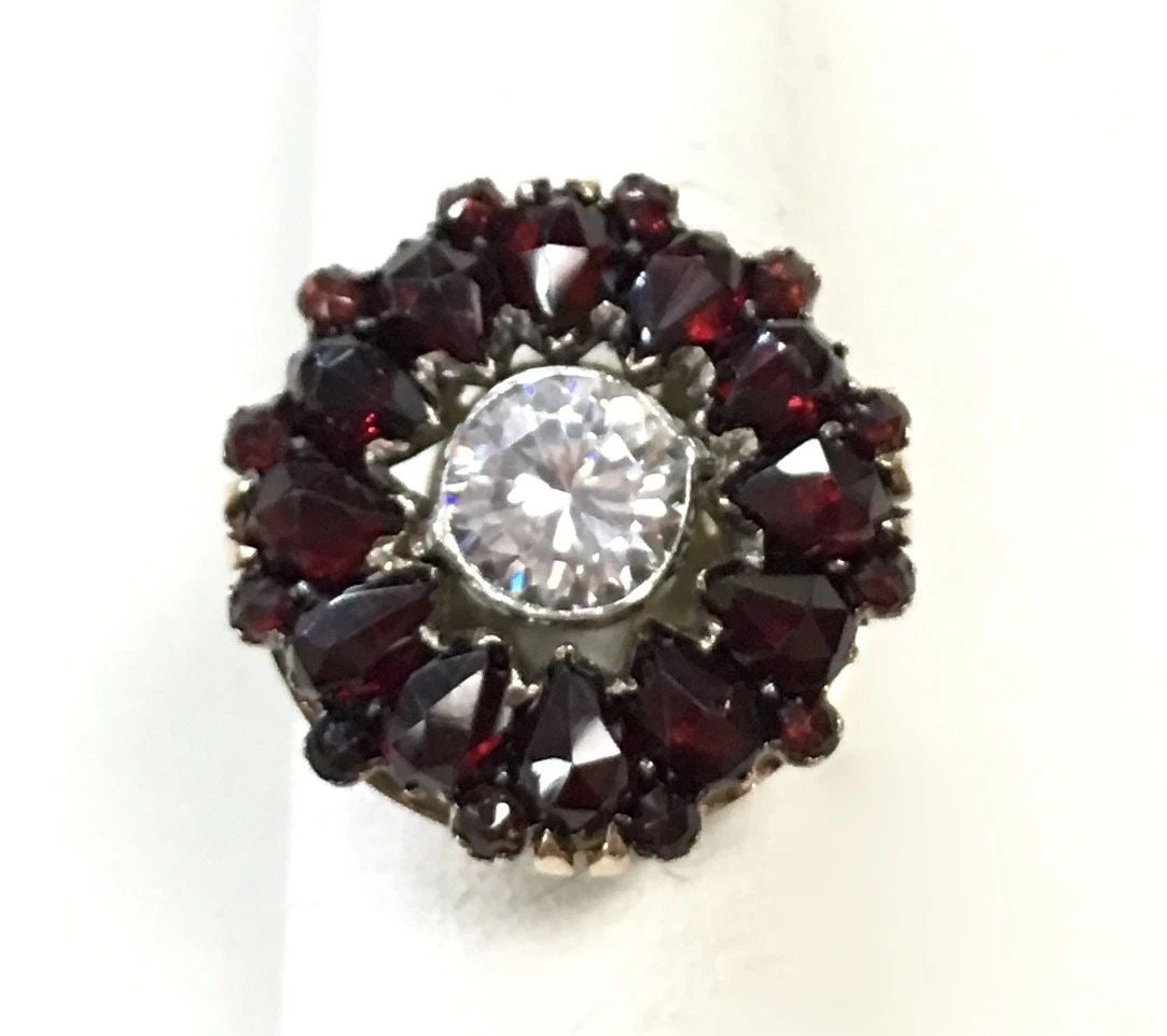 18K GARNET CLUSTER RING WITH CZ CENTER STONE SIZE: 5.5 (1 of 2)