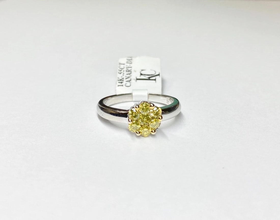 WOMEN'S 14K WHITE GOLD RING AND 0.55CT CANARY DIAMONDS (SIZE 6.5): WOMEN'S 14K WHITE GOLD RING AND 0.55CT CANARY DIAMONDS (SIZE 6.5) Women's 14K White Gold Ring and 0.55CT Canary Diamonds (Size 6.5) You are bidding on a new with defects Women's 14K White Gold Ring an