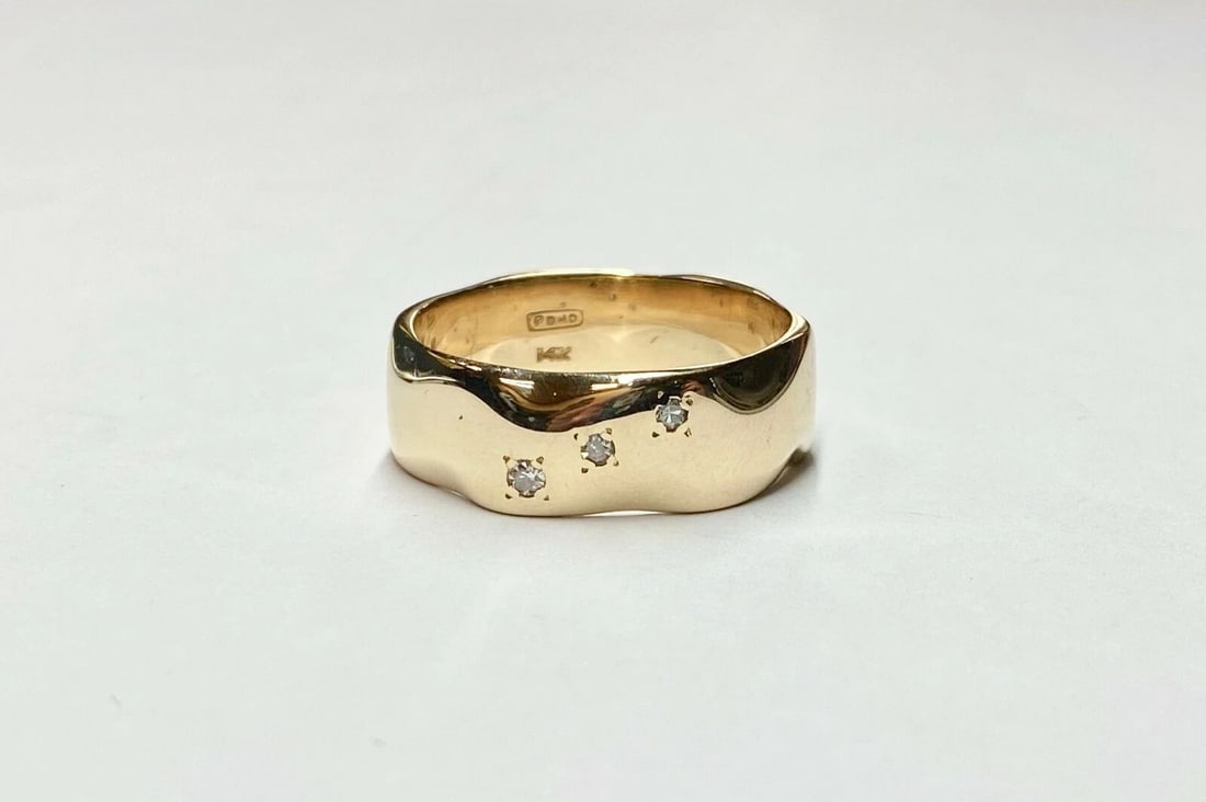 MEN'S 14K YELLOW GOLD BAND WITH 0.05CTW DIAMONDS (SIZE 10) (1 of 2)