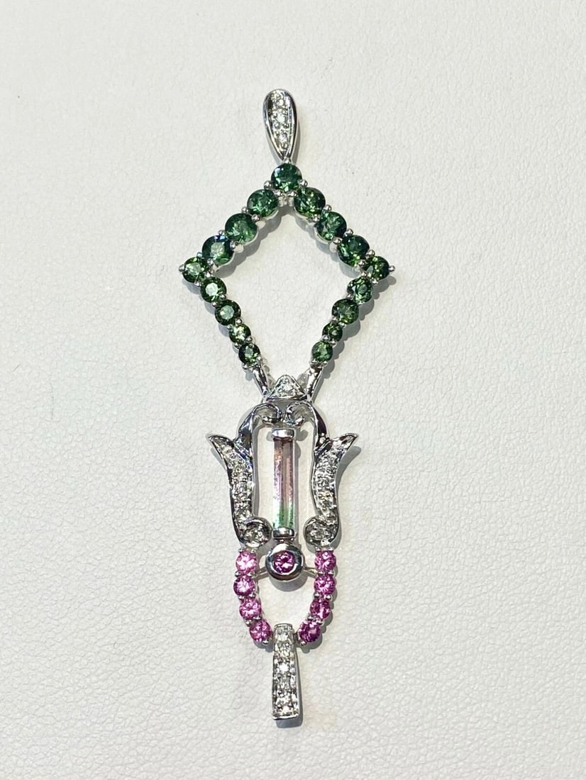 14K WHITE GOLD PENDANT WITH BI-COLOR TOURMALINE CRYSTAL AND DIAMONDS: 14K WHITE GOLD PENDANT WITH BI-COLOR TOURMALINE CRYSTAL AND DIAMONDS 14k White Gold Pendant with Bi-color Tourmaline Crystal and Diamonds You are bidding on a pre-owned 14k White Gold Pendant with Bi-