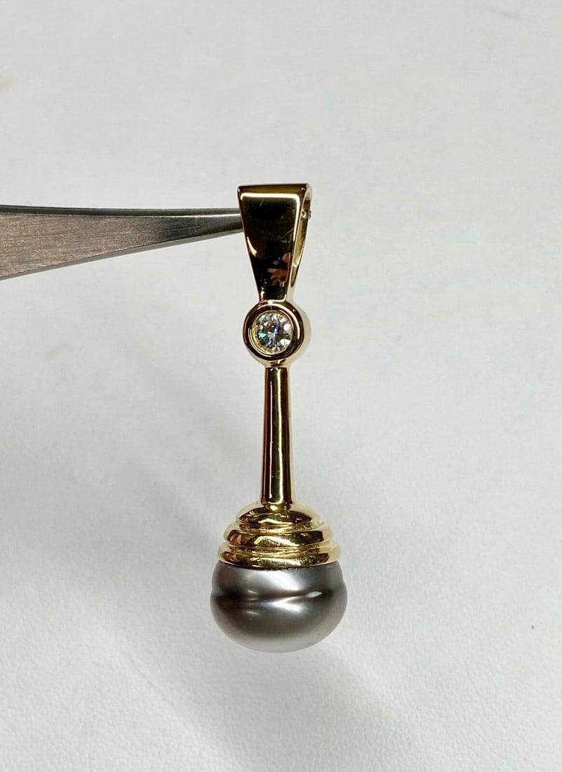 14K YELLOW GOLD PENDANT WITH 13MM SOUTH SEA PEARL AND DIAMOND: 14K YELLOW GOLD PENDANT WITH 13MM SOUTH SEA CIRCLE PEARL AND DIAMOND 14k Yellow Gold Pendant with 13mm South Sea Circle Pearl and Diamond You are bidding on a pre-owned 14k Yellow Gold Pendant with 13