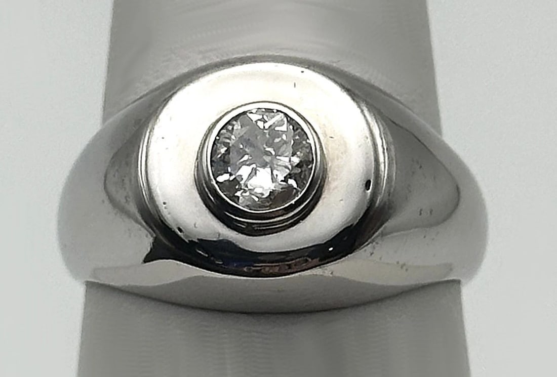 14K WHITE GOLD RING WITH 0.50CT NATURAL DIAMOND 6.4 GRAMS: 14K WHITE GOLD RING WITH 0.50CT DIAMOND 14k White Gold Ring with Diamond size 8 You are bidding on a 14k White Gold Ring with solitaire Diamond. There are few minor scratches on the ring from normal w