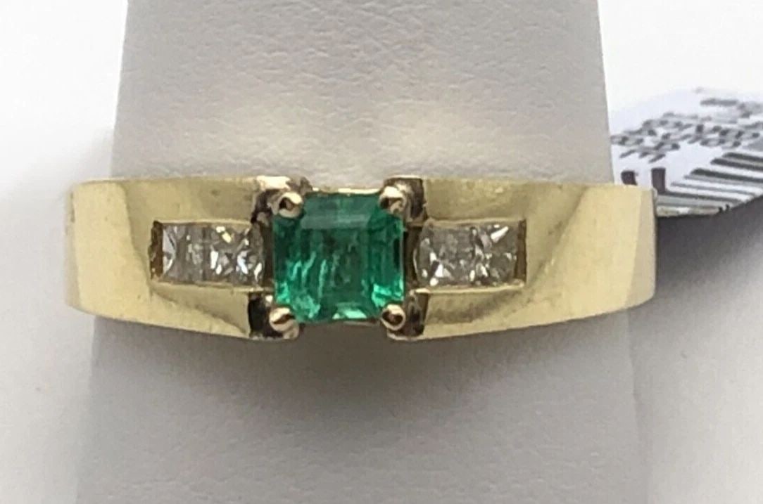 18K GOLD RING WITH NATURAL EMERALD AND 0.33CTS OF DIAMONDS SIZE: 11 (1 of 2)