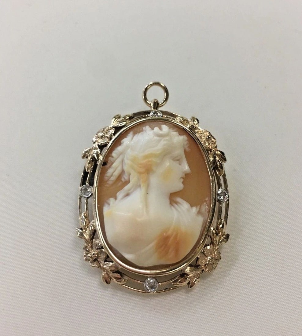ANTIQUE CAMEO CARVED SHELL PENDANT/BROOCH WITH 14K YELLOW GOLD AND FOUR DIAMONDS: ANTIQUE CAMEO CARVED SHELL PENDANT/BROOCH WITH 14K YELLOW GOLD AND FOUR DIAMONDS Antique Cameo Carved Shell Pendant/Brooch with 14K Yellow Gold and Four Diamonds You are bidding on a Antique Cameo Car