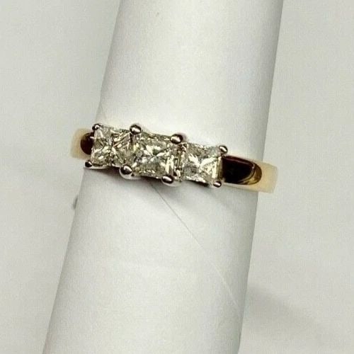 WOMEN'S 14K TWO TONE W/Y 3 STONE RING WITH 1CT PRINCESS CUT DIAMONDS (SIZE 6.5): WOMEN'S 14K TWO TONE W/Y 3 STONE RING WITH 1CT PRINCESS CUT DIAMONDS (SIZE 6.5) Women's 14k Two Tone White/Yellow Three Stone Ring with 1ct Princess Cut Diamonds (Size 6.5) You are bidding on a new wi