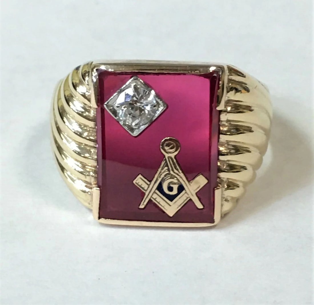 10K MASONIC RING WITH SYNTHETIC RUBY AND A NATURAL DIAMOND (SIZE: 11.75) 7.8GRAM (1 of 2)