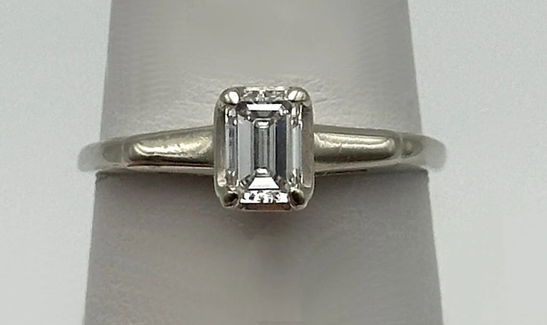 14K WHITE GOLD RING WITH SOLITAIRE 0.50CT EMERALD CUT VS1 DIAMOND SIZE: 7.75 (1 of 2)