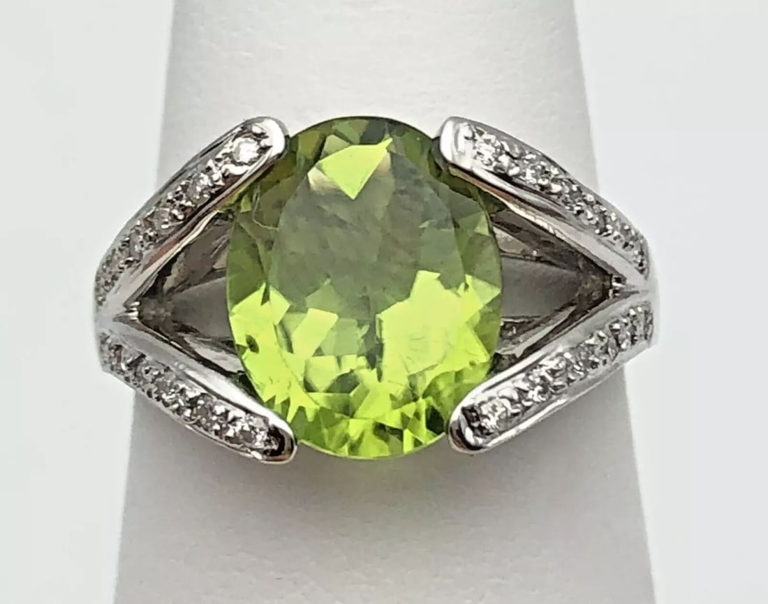 14K WHITE GOLD RING WITH 3.9CT PERIDOT AND 0.17CTS OF DIAMONDS SIZE: 7.75 (1 of 2)