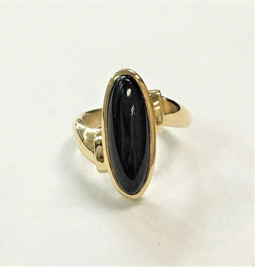 WOMEN'S 14K YELLOW GOLD RING WITH OVAL SHAPED ONYX STONE: 14k Yellow Gold Ring with Oval Shaped Onyx Stone You are bidding on a 14k Yellow Gold Ring with Oval Shaped Onyx Stone. Ring is pre-owned but has been fully cleaned, buffed, polished, and restored. Ri