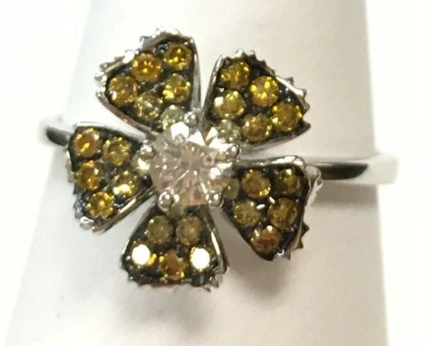 18K WHITE GOLD FLOWER RING WITH 0.57CTS OF YELLOW & WHITE DIAMONDS SIZE: 6.75: 18K WHITE GOLD FLOWER RING WITH YELLOW & WHITE DIAMOND (SIZE: 6.75) 18k White Gold Flower Ring with Yellow & White Diamond You are bidding on a pre-owned 18k White Gold Flower Ring with Yellow & White