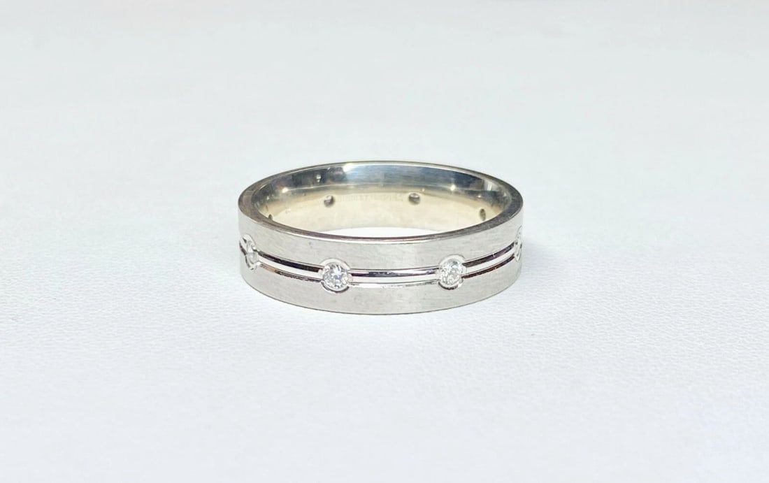 MEN'S 14K WHITE GOLD BAND WITH CUBIC ZIRCONIA STONES (1 of 2)