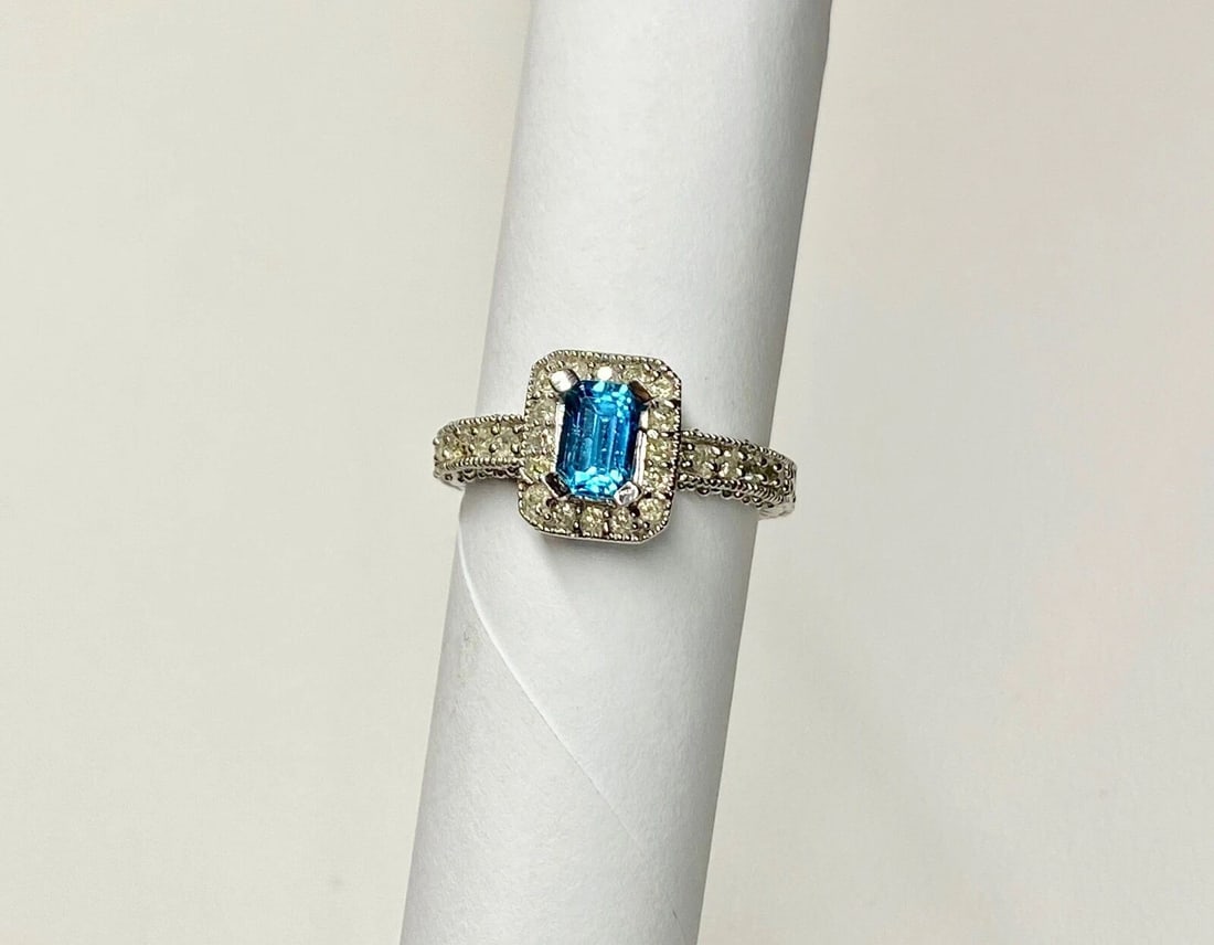 WOMEN'S 14K WHITE GOLD RING WITH 0.72CT BLUE TOPAZ AND 0.49CT DIAMONDS (SIZE 7): WOMEN'S 14K WHITE GOLD RING WITH 0.72CT BLUE TOPAZ AND 0.49CT DIAMONDS (SIZE 7) Women's 14k White Gold Ring with 0.49CT Diamonds and 0.72CT Blue Topaz (Size 7) You are bidding on a new with defects Wo