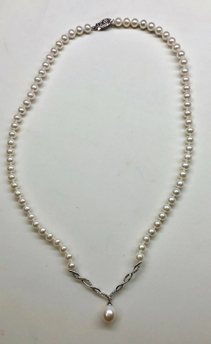 AUTHENTIC PEARL NECKLACE WITH WHITE GOLD AND DIAMONDS (1 of 2)