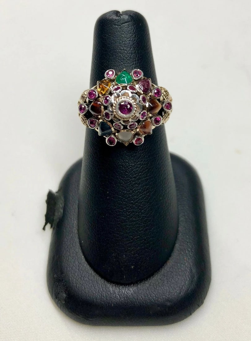 VINTAGE 18K GOLD TWO TONE CLUSTER RING. SIZE 6 (1 of 2)