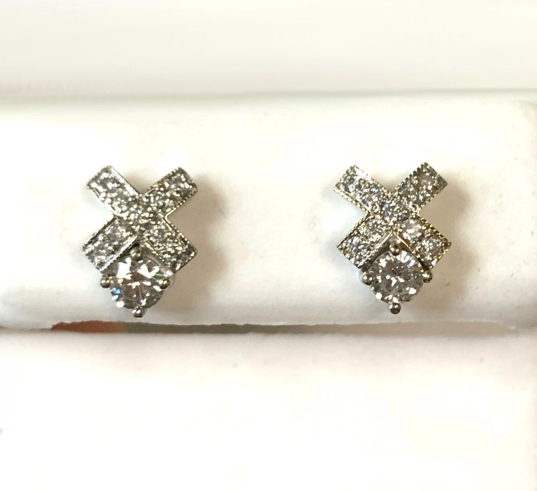 18K 2 TONE WHITE/YELLOW GOLD CROSS PUSH BACK EARRINGS WITH 0.52CTS VS DIAMONDS: 18K 2 TONE WHITE/YELLOW GOLD CROSS PUSH BACK EARRINGS WITH 0.52CTS VS DIAMONDS 18k 2 tone White/Yellow Gold Cross push back Earrings with 0.52cts VS Diamonds You are bidding on a 18k 2 tone White/Yell