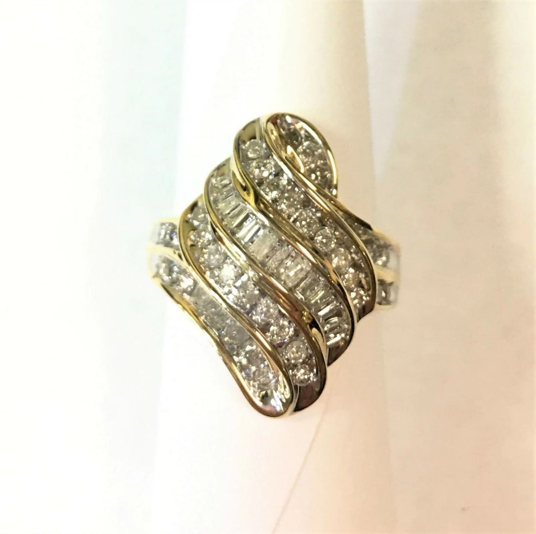 WOMAN'S 10K YELLOW GOLD RING WITH BAGUETTE/ROUND DIAMONDS (SIZE: 7.5) (1 of 2)
