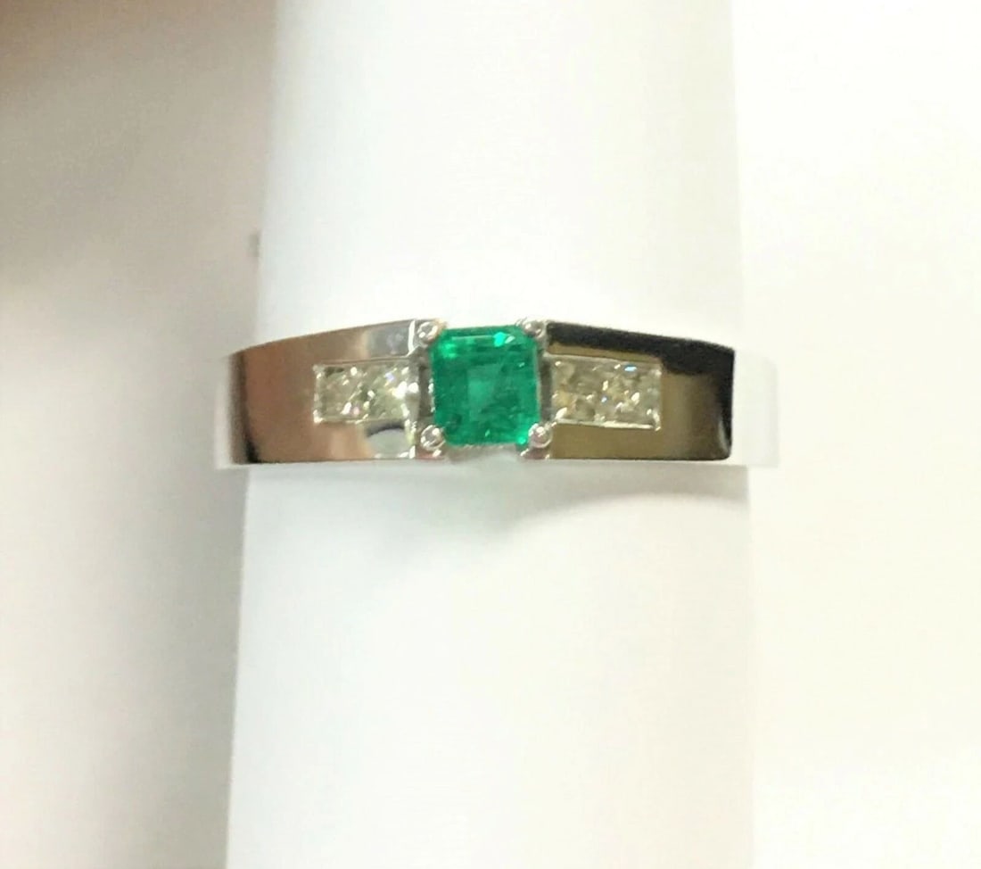 18K WHITE GOLD RING WITH EMERALD AND DIAMONDS (SIZE: 11) (1 of 2)