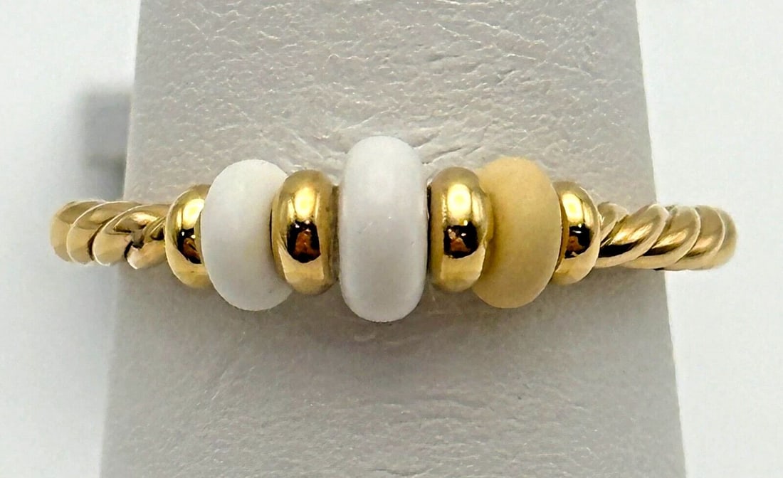 18K GOLD, DAVID YURMAN RIO RONDELLE RING WITH WHITE AGATE SIZE: 6.5: 18k Gold, David Yurman Rio Randelle Ring with White Agate Condition: New with Tag. No box or papers, has never been owned or worn out by anyone Material: 18k Yellow Gold Ring Size: 6.5 Weight: 2.6 gra