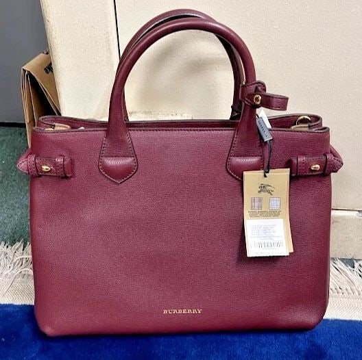 BURBERRY HOUSE CHECK DERBY LEATHER MEDIUM BANNER TOTE RED: BURBERRY HOUSE CHECK DERBY LEATHER MEDIUM BANNER TOTE RED Burberry House Check Derby Leather Medium Banner Tote Red You are bidding on a Burberry House Check Derby Leather Medium Banner Tote Red. The
