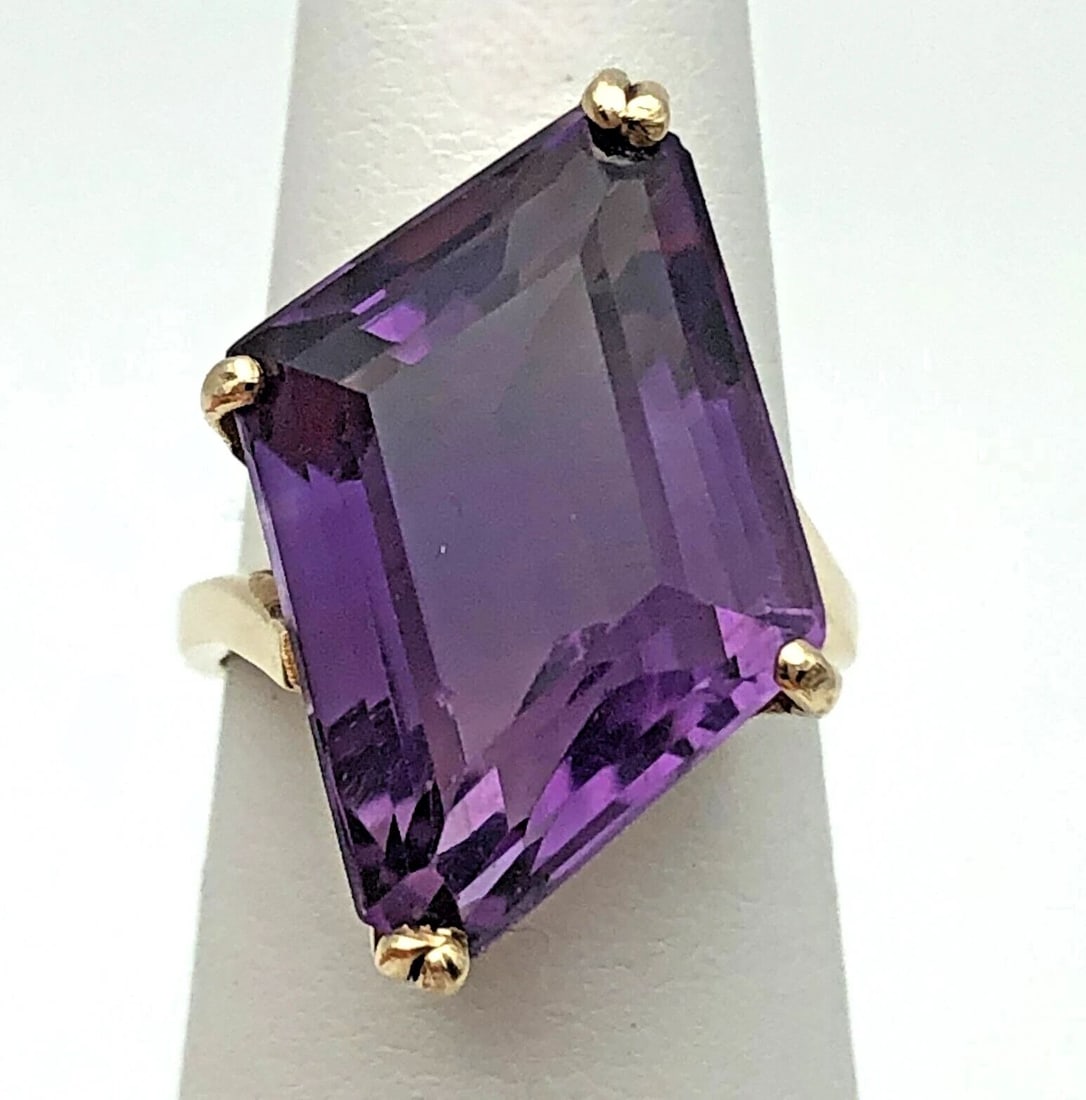 14K GOLD RING WITH BIG 15.6CT AMETHYST (SIZE: 6.25) 7.2 GRAMS: 14k Gold Ring with center 15.6ct Amethyst Condition: Used Material: 14k Yellow Gold Ring Size: 6.25 Weight: 7.2 grams Top Width: 23mm Bottom Width: 1.7mm Stone Info: 23mm x 17mm rhombus cut Amethyst,