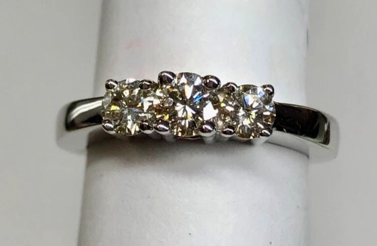 WOMEN'S 14K WHITE GOLD THREE STONE RING WITH 3/4CT DIAMONDS (SIZE 7) 4.1 GRAMS (1 of 2)