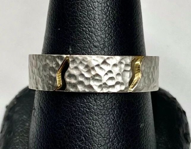 14K WHITE & YELLOW GOLD RING / BAND, HAMMER FINISH SIZE: 10.25 6MM 7.4G (1 of 2)