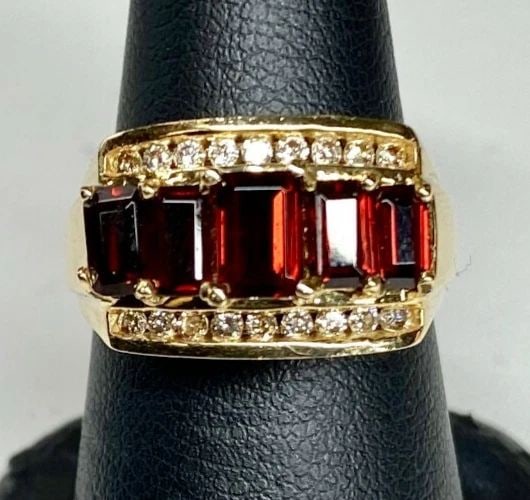 14K YELLOW GOLD RING / BAND WITH GARNETS AND 0.25CTS OF DIAMONDS SIZE: 7 5.5G: 14k Yellow Gold Ring / Band with Garnets and 0.25cts of Diamonds You are bidding on a pre-owned Women's 14k Yellow Gold Ring with Garnet and Diamonds. The ring has minor scuffs and scratches from norm