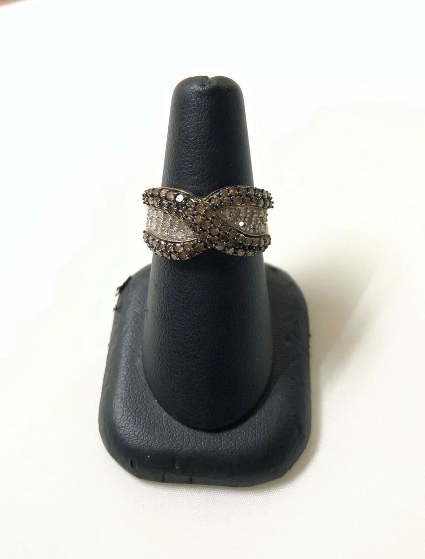 WOMEN'S 10K YELLOW GOLD RING WITH CHOCOLATE/COLORLESS DIAMONDS IN AN X DESIGN: WOMEN'S 10K YELLOW GOLD RING WITH CHOCOLATE/COLORLESS DIAMONDS IN AN X DESIGN Women's 10k Yellow Gold Ring with Chocolate/Colorless Diamonds in an X Design You are bidding on a new with defects Women'