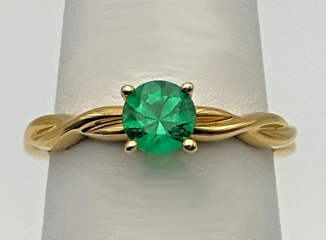 BRILLIANT EARTH 18K GOLD TWISTED VINE SETTING WITH LAB-CREATED EMERALD: BRILLIANT EARTH 18K GOLD TWISTED VINE SETTING WITH LAB-CREATED EMERALD Brilliant Earth 18k Gold Twisted Vine Setting with lab made Emerald Condition: New with out tags