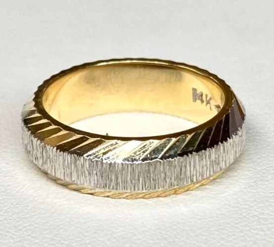 14K MULTI-TONED WHITE AND YELLOW GOLD WEDDING BAND SIZE: 6 7G: Women's 14k Multi-Toned White and Yellow Gold Wedding Band (Size 6) You are bidding on a pre-owned Women's 14k Multi-Toned White and Yellow Gold Wedding Band. The ring has minor scuffs and scratches