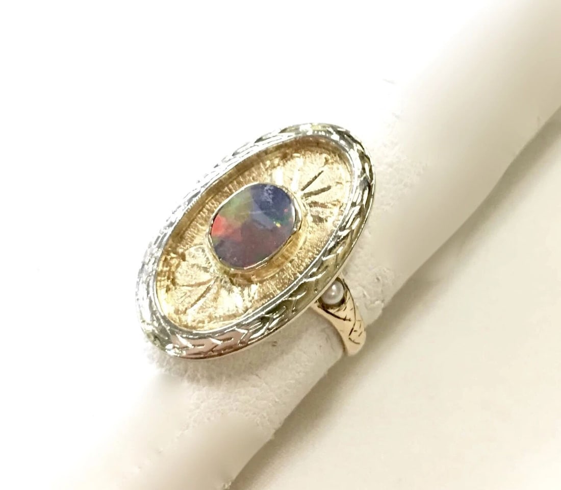 14K YELLOW/WHITE GOLD RING WITH CENTER OPAL STONE (SIZE: 7): 14K YELLOW/WHITE GOLD RING WITH CENTER OPAL STONE (SIZE: 7) 14k Yellow/White Gold Ring with center natural Opal stone You are bidding on a pre-owned 14k Yellow/White Gold Ring with center natural