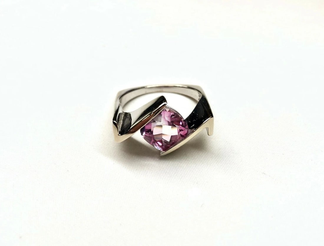 WOMEN'S 14K WHITE GOLD RING WITH PINK TOPAZ: Women's 14k White Gold Ring Set with Pink Topaz You are bidding on a pre-owned Women's 14k White Gold Ring Set with Pink Topaz. The ring has minor scuffs and scratches from normal wear and tear, but