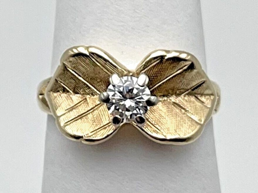 18K GOLD DOUBLE LEAF STYLE RING WITH A CENTER 0.28CT DIAMOND SIZE: 6 3.5G: 18K GOLD DOUBLE LEAF STYLE RING WITH A CENTER 0.28CT DIAMOND (SIZE: 6) 18k Gold Double Leaf style Ring with a center 0.28ct Diamond You are bidding on a 18k Gold Double Leaf style Ring with a