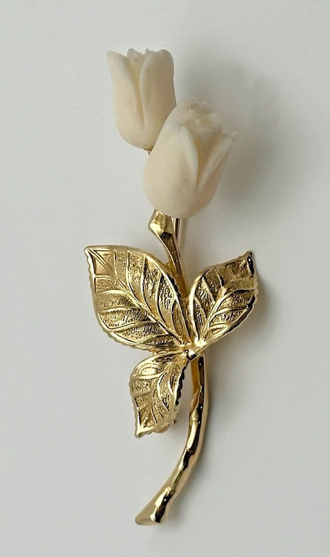 VINTAGE 14K GOLD FLOWER / ROSE BROOCH PIN 8.1 GRAMS: VINTAGE 14k Gold Flower / Rose Brooch Pin Condition: Vintage, Used, has been cleaned Material: 14k Yellow Gold Size: 2.25 inches x 1 inch Weight: 8.1 grams Flower portions Info: Light pink coral