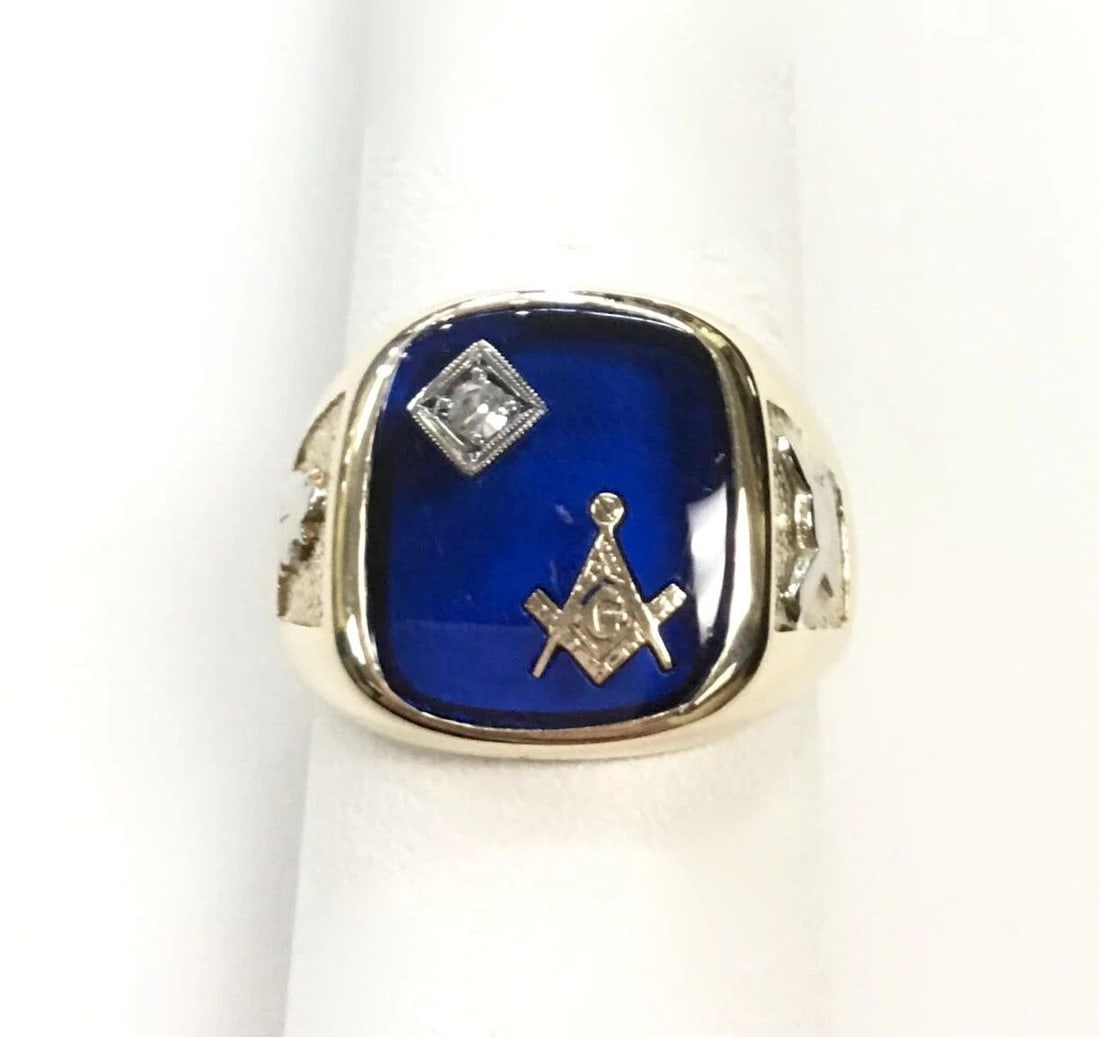 10K YELLOW GOLD MASONIC RING WITH 0.07CT DIAMOND SIZE: 11 8.2G: 10K YELLOW GOLD MASONIC RING WITH DIAMOND 10k Yellow Gold Masonic Ring with Diamond You are bidding on a 10k Yellow Gold Masonic Ring with Diamond and Synthetic Blue Sapphire. There are few minor