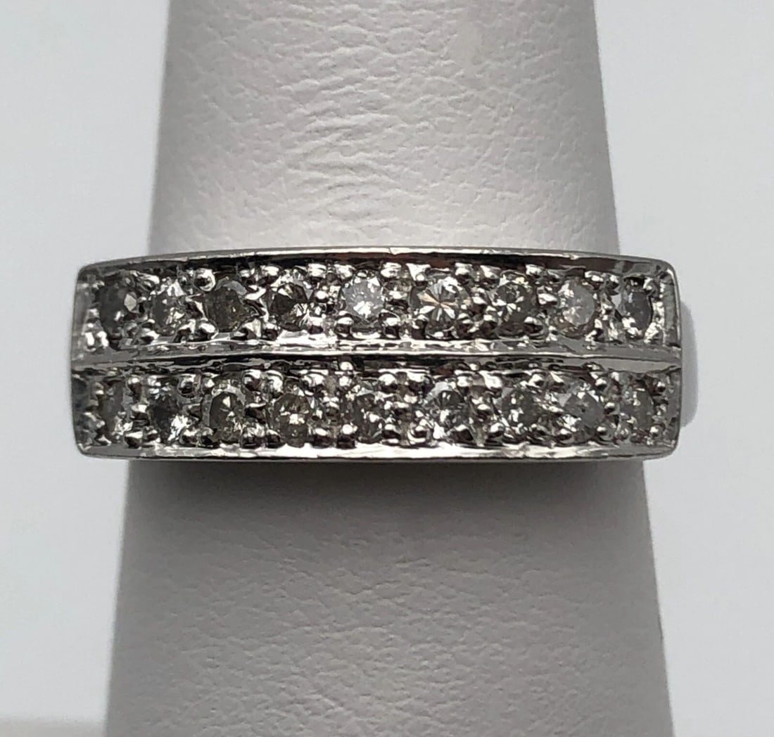 PLATINUM RING WITH 0.50CTS OF CLUSTERED DIAMONDS SIZE: 6.25: Platinum Ring with 0.50cts of clustered Diamonds Condition: Display Model, no box or papers Material: 900 Platinum Ring Size: 6.25 Weight: 6 grams Top Width: 6.4mm Bottom Width: 2.4mm Stone Info: