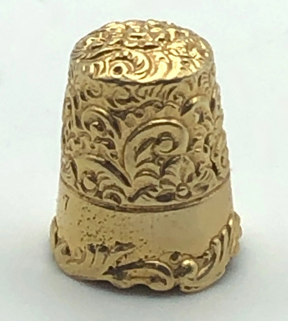 VINTAGE 14K YELLOW GOLD SEWING THIMBLE 6.7 GRAMS: Vintage 14k Yellow Gold Sewing Thimble Condition: Vintage / Used Material: 14k Yellow Gold Size: 15.4mm wide at the bottom and tapers up to 11.5mm wide at the top Weight: 6.7 grams Opening: roughly 13