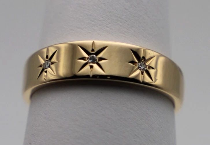 ARTCARVED 14K GOLD BAND / RING WITH THREE DIAMONDS SIZE: 10.5 5.3G: ARTCARVED 14K GOLD BAND / RING WITH THREE DIAMONDS (SIZE: 10.5) ArtCarved 14k Gold Band / Ring with three Diamonds You are bidding on a ArtCarved 14k Gold Band / Ring with three Diamonds. The ring has