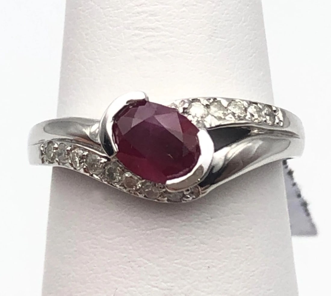 18K WHITE GOLD RING WITH NATURAL RUBY AND 0.13CTS OF DIAMONDS SIZE: 6.5 (1 of 2)