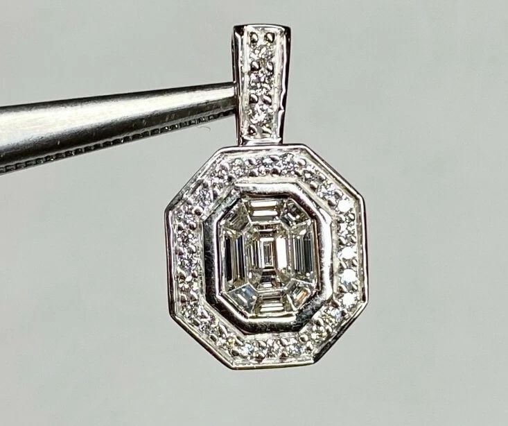 14K WHITE GOLD OCTAGON PENDANT WITH 0.90CTS NATURAL DIAMONDS: 14k White Gold Octagon Pendant with Diamonds You are bidding on a pre-owned 14k White Gold Octagon Pendant with Diamonds. The pendant has minor scuffs and scratches from normal wear and tear, but over