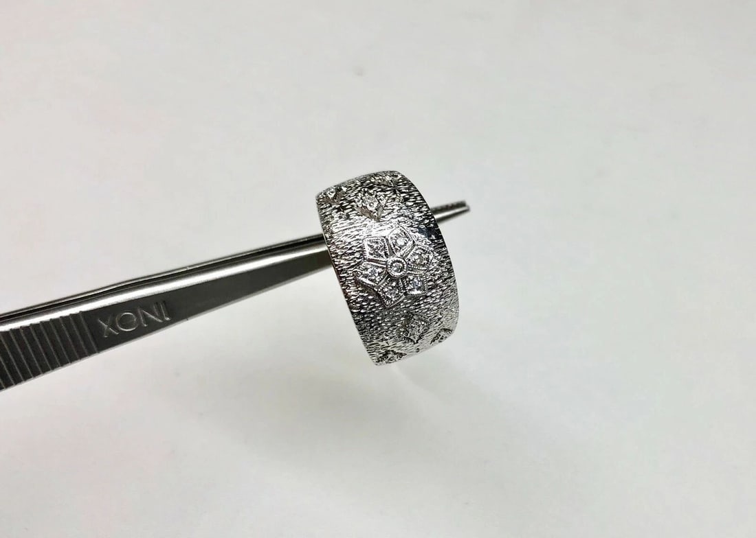 WOMEN'S 14K WHITE GOLD RING WITH DIAMONDS AND SNOWFLAKE DESIGN NEW: WOMEN'S 14K WHITE GOLD RING WITH DIAMONDS AND SNOWFLAKE DESIGN NEW Women's 14k White Gold Ring with Diamonds and Snowflake Design NEW You are bidding on a NEW with defects 14K White Gold Ring with Dia