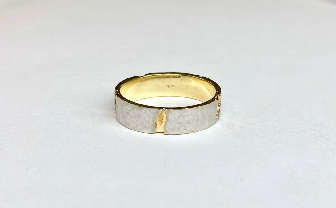 MEN'S 14K TWO- TONE WHITE/YELLOW GOLD BAND W/ MATTE HAMMERED FINISH (SIZE 12.25) (1 of 2)